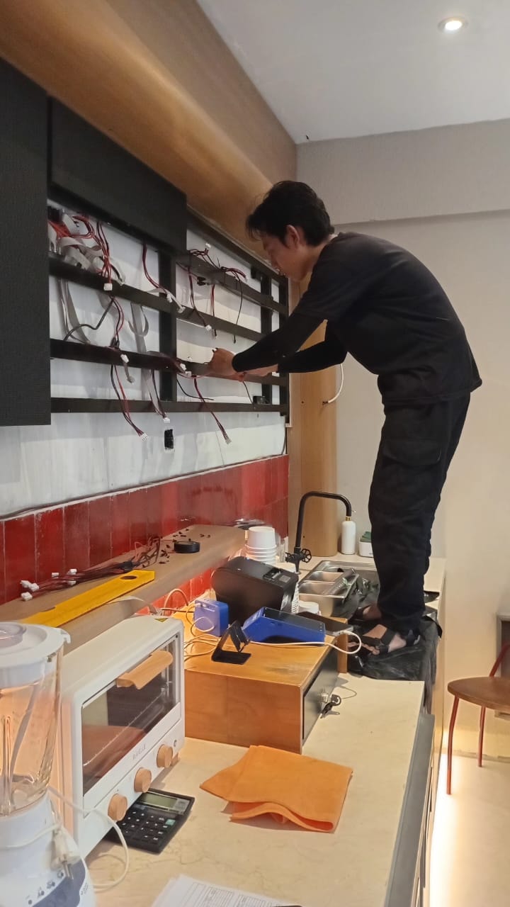 Teknisi Vajratech bekerja di area kitchen equipment
