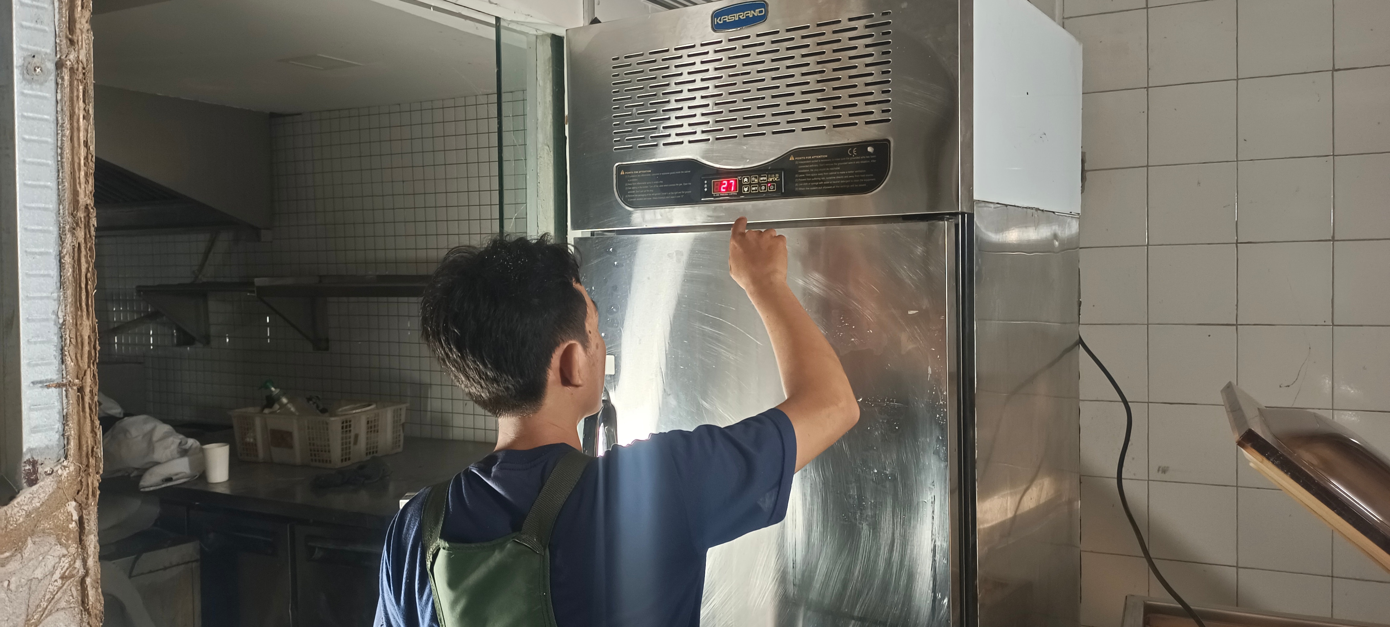 Pemasangan display dan struktur