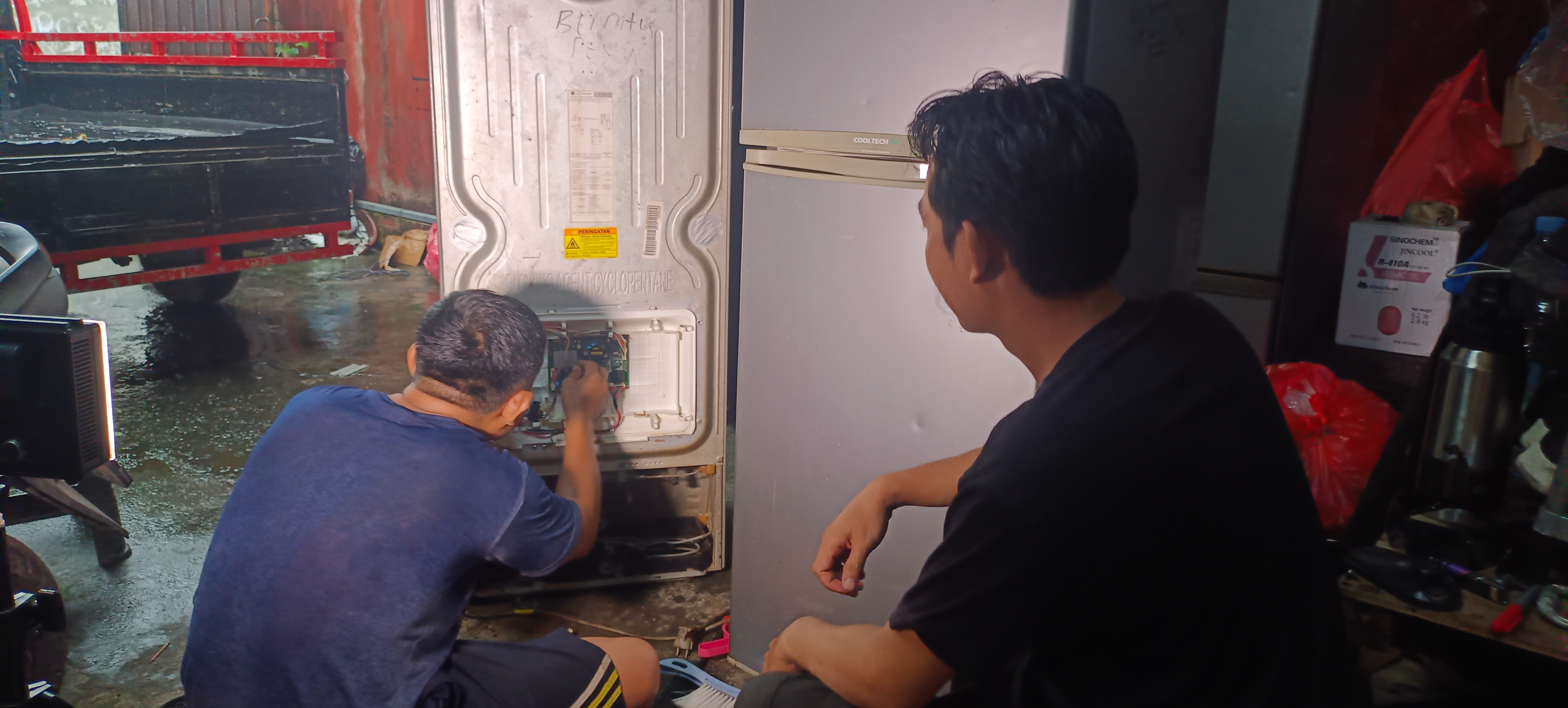 Tim Vajratech menangani sistem pendingin makanan